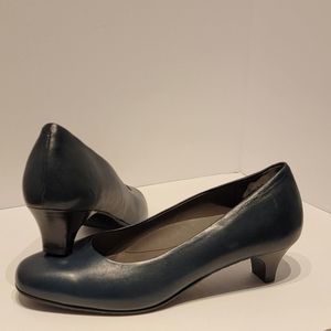 SAS Elaine Kitten heels in Navy size 10.
